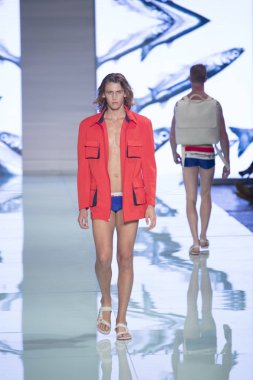 Manken Yirko Sivirich moda Show Resort 2018 koleksiyonda Miami moda hafta 2017 Miami'de Buz Sarayı'nda 3 Haziran 2017 üzerinde sırasında pist yürür