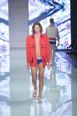 Manken Yirko Sivirich moda Show Resort 2018 koleksiyonda Miami moda hafta 2017 Miami'de Buz Sarayı'nda 3 Haziran 2017 üzerinde sırasında pist yürür