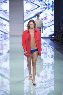 Manken Yirko Sivirich moda Show Resort 2018 koleksiyonda Miami moda hafta 2017 Miami'de Buz Sarayı'nda 3 Haziran 2017 üzerinde sırasında pist yürür