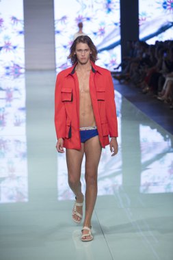 Manken Yirko Sivirich moda Show Resort 2018 koleksiyonda Miami moda hafta 2017 Miami'de Buz Sarayı'nda 3 Haziran 2017 üzerinde sırasında pist yürür