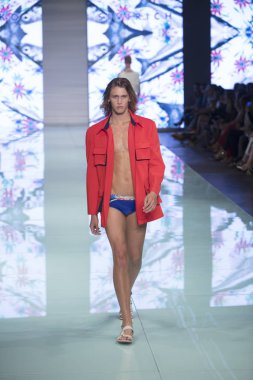 Manken Yirko Sivirich moda Show Resort 2018 koleksiyonda Miami moda hafta 2017 Miami'de Buz Sarayı'nda 3 Haziran 2017 üzerinde sırasında pist yürür