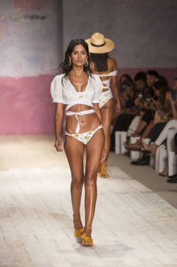 Funkshion yüzmek 2017 yılında Miami Beach üzerinde 21 Temmuz 2017 sırasında pist için sevgi ve limon yaz 2017 defile için bir model yürür