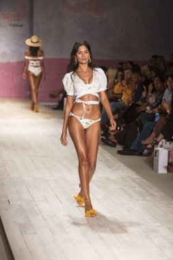 Funkshion yüzmek 2017 yılında Miami Beach üzerinde 21 Temmuz 2017 sırasında pist için sevgi ve limon yaz 2017 defile için bir model yürür
