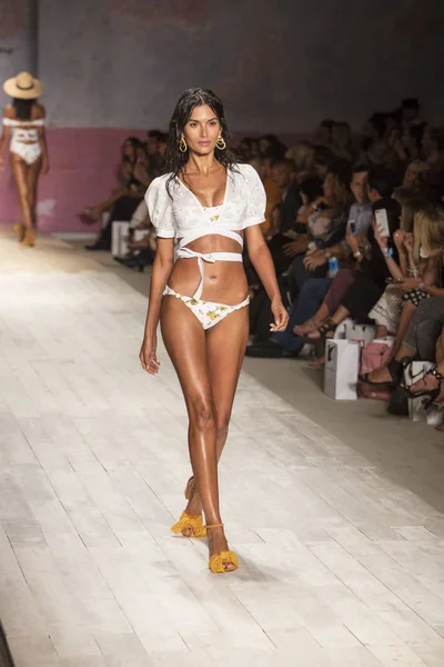 モデルは 2017 日にマイアミビーチの Funkshion 2017年中の愛とレモン夏 2017 ファッションショーのため滑走路を歩く — ストック写真