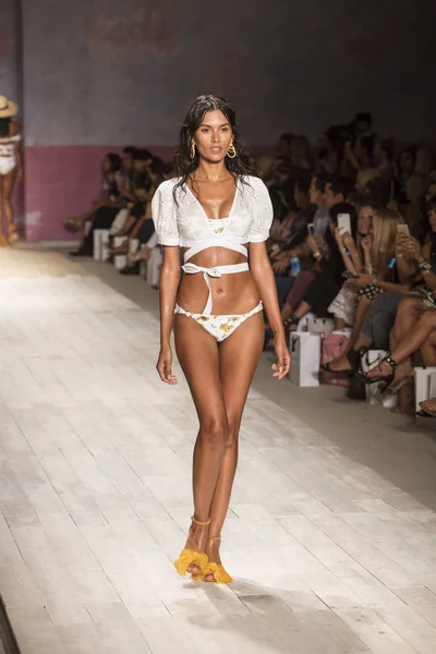 モデルは 2017 日にマイアミビーチの Funkshion 2017年中の愛とレモン夏 2017 ファッションショーのため滑走路を歩く — ストック写真