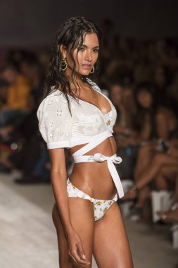 Funkshion yüzmek 2017 yılında Miami Beach üzerinde 21 Temmuz 2017 sırasında pist için sevgi ve limon yaz 2017 defile için bir model yürür