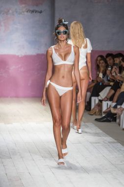 Funkshion yüzmek 2017 yılında Miami Beach üzerinde 21 Temmuz 2017 sırasında pist için sevgi ve limon yaz 2017 defile için bir model yürür