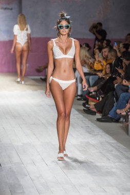 Funkshion yüzmek 2017 yılında Miami Beach üzerinde 21 Temmuz 2017 sırasında pist için sevgi ve limon yaz 2017 defile için bir model yürür