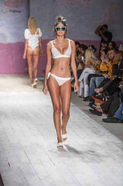 Funkshion yüzmek 2017 yılında Miami Beach üzerinde 21 Temmuz 2017 sırasında pist için sevgi ve limon yaz 2017 defile için bir model yürür