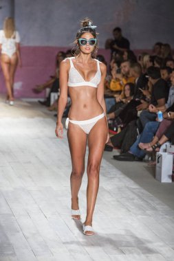 Funkshion yüzmek 2017 yılında Miami Beach üzerinde 21 Temmuz 2017 sırasında pist için sevgi ve limon yaz 2017 defile için bir model yürür