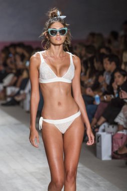 Funkshion yüzmek 2017 yılında Miami Beach üzerinde 21 Temmuz 2017 sırasında pist için sevgi ve limon yaz 2017 defile için bir model yürür