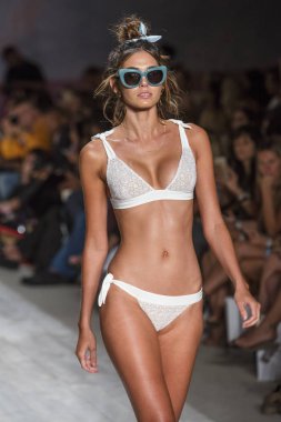 Funkshion yüzmek 2017 yılında Miami Beach üzerinde 21 Temmuz 2017 sırasında pist için sevgi ve limon yaz 2017 defile için bir model yürür