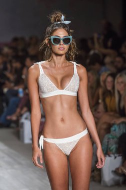 Funkshion yüzmek 2017 yılında Miami Beach üzerinde 21 Temmuz 2017 sırasında pist için sevgi ve limon yaz 2017 defile için bir model yürür