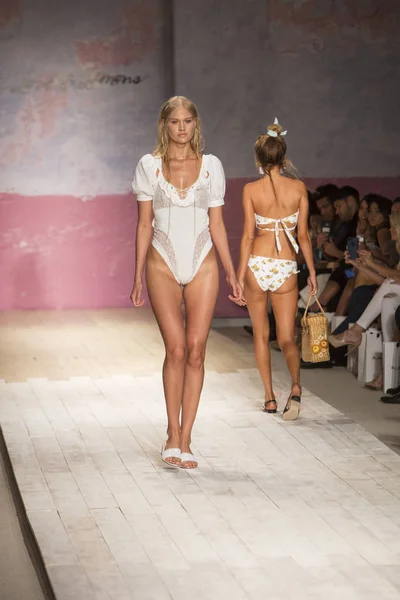 Una Modelo Camina Por Pasarela Para Desfile Moda Love Lemons — Foto de Stock