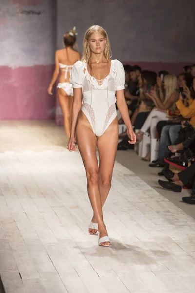 Una Modelo Camina Por Pasarela Para Desfile Moda Love Lemons — Foto de Stock