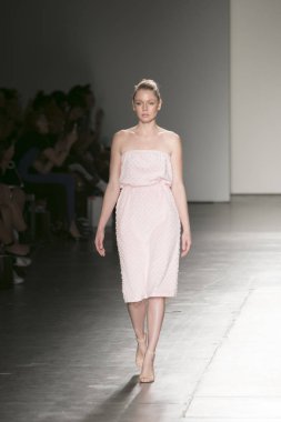 Manken Nyfw bahar yaz 2018, Konseyi, kalkınan Amerikan moda tasarımcıları 10 Eylül 2017 New York'ta Pier 59 stüdyolarında iskelede Mikelsen featuring Caafd sırasında pist yürür