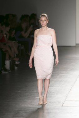 Manken Nyfw bahar yaz 2018, Konseyi, kalkınan Amerikan moda tasarımcıları 10 Eylül 2017 New York'ta Pier 59 stüdyolarında iskelede Mikelsen featuring Caafd sırasında pist yürür