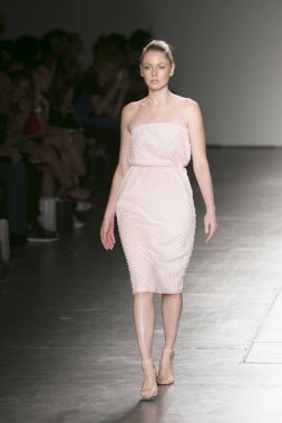 Manken Nyfw bahar yaz 2018, Konseyi, kalkınan Amerikan moda tasarımcıları 10 Eylül 2017 New York'ta Pier 59 stüdyolarında iskelede Mikelsen featuring Caafd sırasında pist yürür