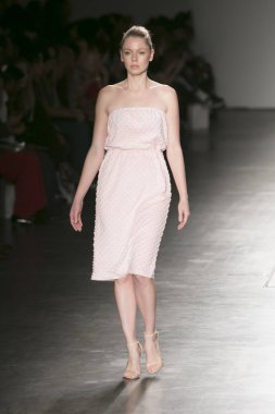 Manken Nyfw bahar yaz 2018, Konseyi, kalkınan Amerikan moda tasarımcıları 10 Eylül 2017 New York'ta Pier 59 stüdyolarında iskelede Mikelsen featuring Caafd sırasında pist yürür