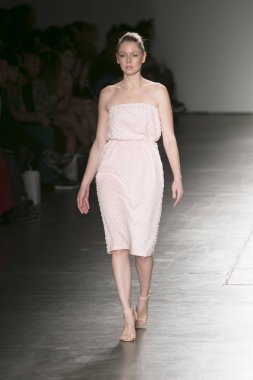 Manken Nyfw bahar yaz 2018, Konseyi, kalkınan Amerikan moda tasarımcıları 10 Eylül 2017 New York'ta Pier 59 stüdyolarında iskelede Mikelsen featuring Caafd sırasında pist yürür