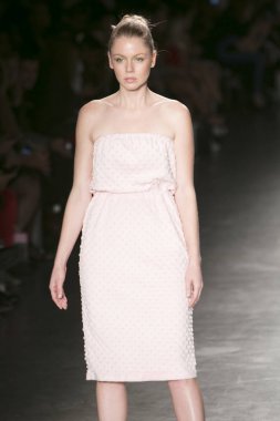 Manken Nyfw bahar yaz 2018, Konseyi, kalkınan Amerikan moda tasarımcıları 10 Eylül 2017 New York'ta Pier 59 stüdyolarında iskelede Mikelsen featuring Caafd sırasında pist yürür