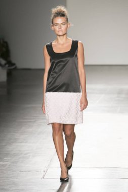 Manken Nyfw bahar yaz 2018, Konseyi, kalkınan Amerikan moda tasarımcıları 10 Eylül 2017 New York'ta Pier 59 stüdyolarında iskelede Mikelsen featuring Caafd sırasında pist yürür