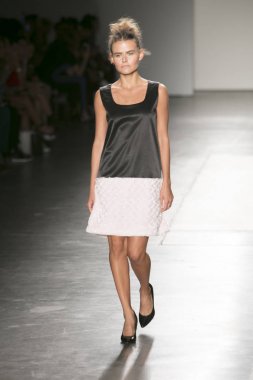 Manken Nyfw bahar yaz 2018, Konseyi, kalkınan Amerikan moda tasarımcıları 10 Eylül 2017 New York'ta Pier 59 stüdyolarında iskelede Mikelsen featuring Caafd sırasında pist yürür