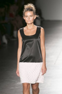 Manken Nyfw bahar yaz 2018, Konseyi, kalkınan Amerikan moda tasarımcıları 10 Eylül 2017 New York'ta Pier 59 stüdyolarında iskelede Mikelsen featuring Caafd sırasında pist yürür