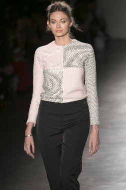 Manken Nyfw bahar yaz 2018, Konseyi, kalkınan Amerikan moda tasarımcıları 10 Eylül 2017 New York'ta Pier 59 stüdyolarında iskelede Mikelsen featuring Caafd sırasında pist yürür