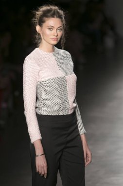 Manken Nyfw bahar yaz 2018, Konseyi, kalkınan Amerikan moda tasarımcıları 10 Eylül 2017 New York'ta Pier 59 stüdyolarında iskelede Mikelsen featuring Caafd sırasında pist yürür