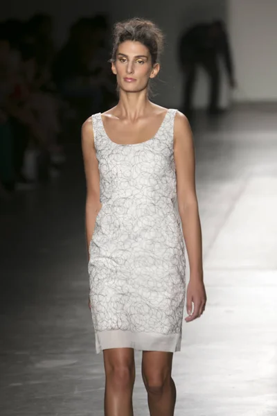 Modelo Caminha Pista Durante Verão Primavera 2018 Nyfw Council Aspiring — Fotografia de Stock