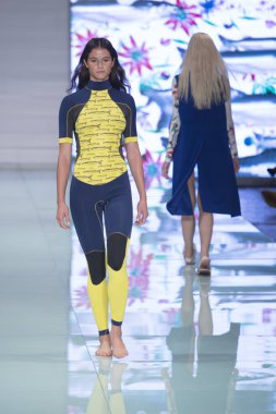 Manken Yirko Sivirich moda Show Resort 2018 koleksiyonda Miami moda hafta 2017 Miami'de Buz Sarayı'nda 3 Haziran 2017 üzerinde sırasında pist yürür