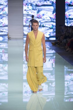 Manken Yirko Sivirich moda Show Resort 2018 koleksiyonda Miami moda hafta 2017 Miami'de Buz Sarayı'nda 3 Haziran 2017 üzerinde sırasında pist yürür