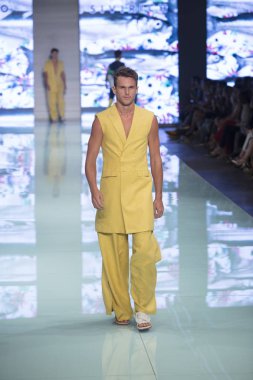 Manken Yirko Sivirich moda Show Resort 2018 koleksiyonda Miami moda hafta 2017 Miami'de Buz Sarayı'nda 3 Haziran 2017 üzerinde sırasında pist yürür