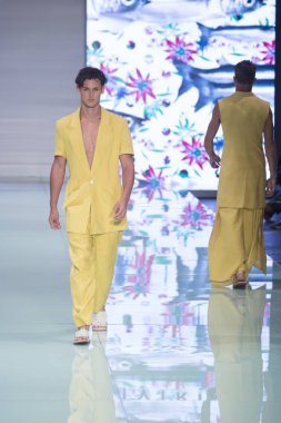 Manken Yirko Sivirich moda Show Resort 2018 koleksiyonda Miami moda hafta 2017 Miami'de Buz Sarayı'nda 3 Haziran 2017 üzerinde sırasında pist yürür