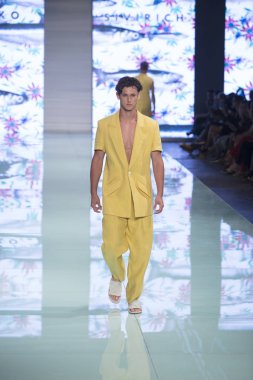 Manken Yirko Sivirich moda Show Resort 2018 koleksiyonda Miami moda hafta 2017 Miami'de Buz Sarayı'nda 3 Haziran 2017 üzerinde sırasında pist yürür