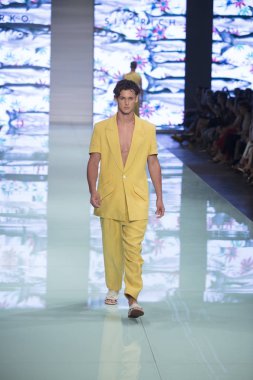 Manken Yirko Sivirich moda Show Resort 2018 koleksiyonda Miami moda hafta 2017 Miami'de Buz Sarayı'nda 3 Haziran 2017 üzerinde sırasında pist yürür
