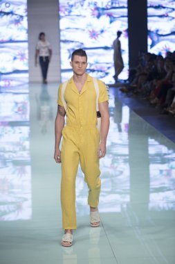 Manken Yirko Sivirich moda Show Resort 2018 koleksiyonda Miami moda hafta 2017 Miami'de Buz Sarayı'nda 3 Haziran 2017 üzerinde sırasında pist yürür