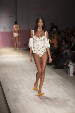 Funkshion yüzmek 2017 yılında Miami Beach üzerinde 21 Temmuz 2017 sırasında pist için sevgi ve limon yaz 2017 defile için bir model yürür