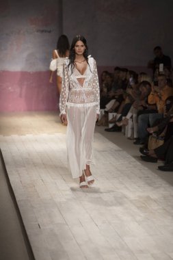 Funkshion yüzmek 2017 yılında Miami Beach üzerinde 21 Temmuz 2017 sırasında pist için sevgi ve limon yaz 2017 defile için bir model yürür