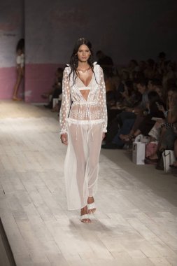 Funkshion yüzmek 2017 yılında Miami Beach üzerinde 21 Temmuz 2017 sırasında pist için sevgi ve limon yaz 2017 defile için bir model yürür
