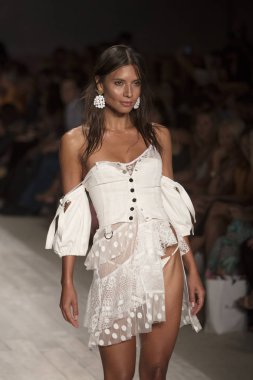 Funkshion yüzmek 2017 yılında Miami Beach üzerinde 21 Temmuz 2017 sırasında pist için sevgi ve limon yaz 2017 defile için bir model yürür