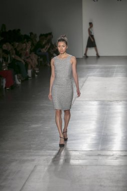 Bir modeli pist Nyfw bahar yaz 2018 sırasında Konseyi, kalkınan Amerikan moda tasarımcıları Mikelsen Pier 59 Studios New York'ta 10 Eylül 2017 üzerinde featuring Caafd için yürüyor