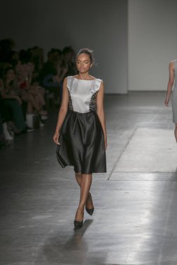 Bir modeli pist Nyfw bahar yaz 2018 sırasında Konseyi, kalkınan Amerikan moda tasarımcıları Mikelsen Pier 59 Studios New York'ta 10 Eylül 2017 üzerinde featuring Caafd için yürüyor