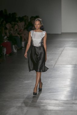 Bir modeli pist Nyfw bahar yaz 2018 sırasında Konseyi, kalkınan Amerikan moda tasarımcıları Mikelsen Pier 59 Studios New York'ta 10 Eylül 2017 üzerinde featuring Caafd için yürüyor