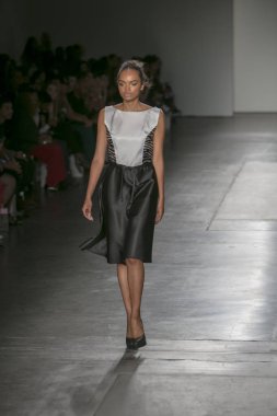 Bir modeli pist Nyfw bahar yaz 2018 sırasında Konseyi, kalkınan Amerikan moda tasarımcıları Mikelsen Pier 59 Studios New York'ta 10 Eylül 2017 üzerinde featuring Caafd için yürüyor