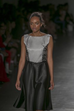 Bir modeli pist Nyfw bahar yaz 2018 sırasında Konseyi, kalkınan Amerikan moda tasarımcıları Mikelsen Pier 59 Studios New York'ta 10 Eylül 2017 üzerinde featuring Caafd için yürüyor