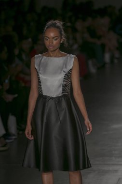 Bir modeli pist Nyfw bahar yaz 2018 sırasında Konseyi, kalkınan Amerikan moda tasarımcıları Mikelsen Pier 59 Studios New York'ta 10 Eylül 2017 üzerinde featuring Caafd için yürüyor
