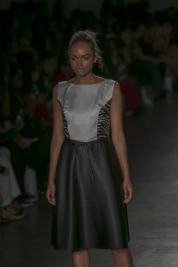 Bir modeli pist Nyfw bahar yaz 2018 sırasında Konseyi, kalkınan Amerikan moda tasarımcıları Mikelsen Pier 59 Studios New York'ta 10 Eylül 2017 üzerinde featuring Caafd için yürüyor