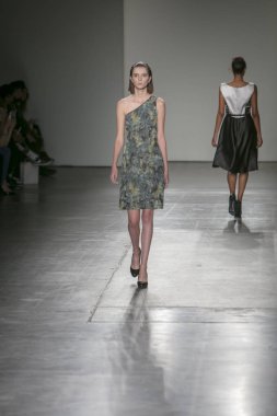 Bir modeli pist Nyfw bahar yaz 2018 sırasında Konseyi, kalkınan Amerikan moda tasarımcıları Mikelsen Pier 59 Studios New York'ta 10 Eylül 2017 üzerinde featuring Caafd için yürüyor